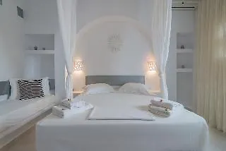 Niki Savvas &