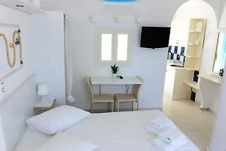 Niki Savvas &