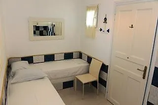 מלון Niki Savvas & 3*