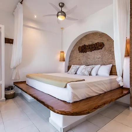 Niki-savvas & 4* Поллония