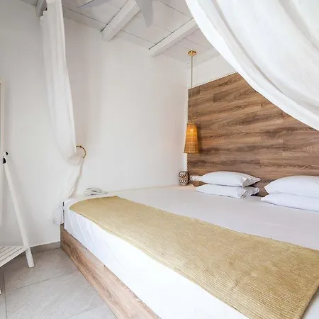 Niki Savvas & Hotel Pollonia