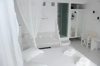 Niki Savvas & Hotel Pollonia