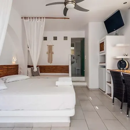 Niki-savvas & 4* Pollonia